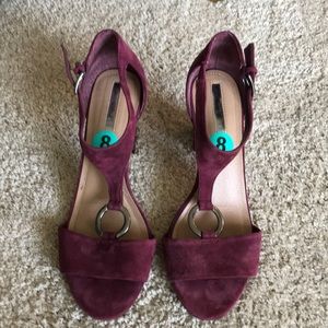 Great condition Tahari 3” burgundy size 8 heel